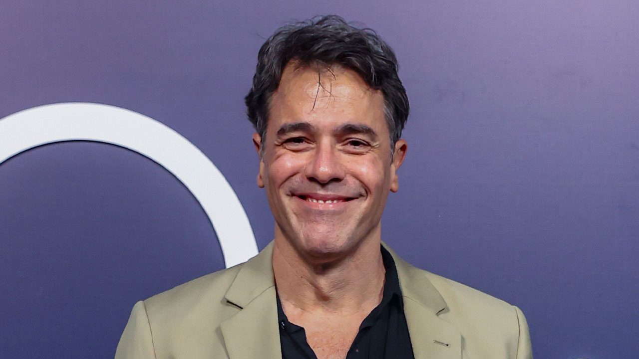 Claudio Lins sorrindo em evento de comemoração dos 60 anos da TV Globo