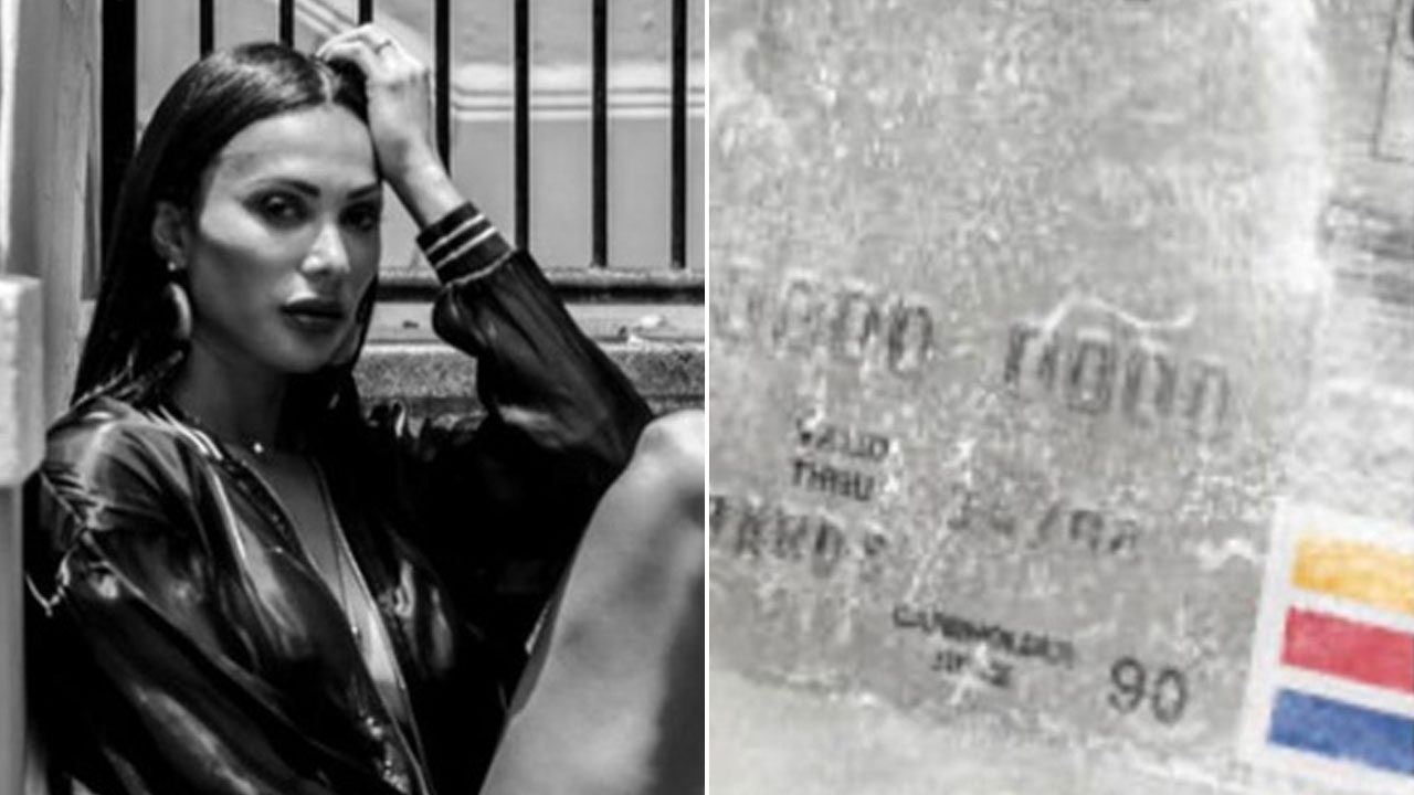 Cléo Souza sentada em escada com expressão séria ao lado de cartão de crédito congelado em bloco de gelo