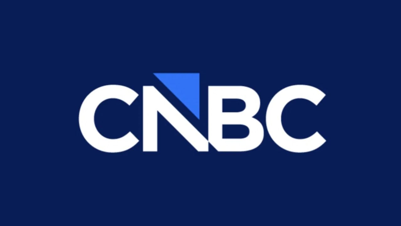 Logotipo da CNBC em fundo azul-marinho, com as letras “CNBC” em branco e um triângulo azul-claro formando parte da letra “N”, compondo uma identidade visual moderna e minimalista.