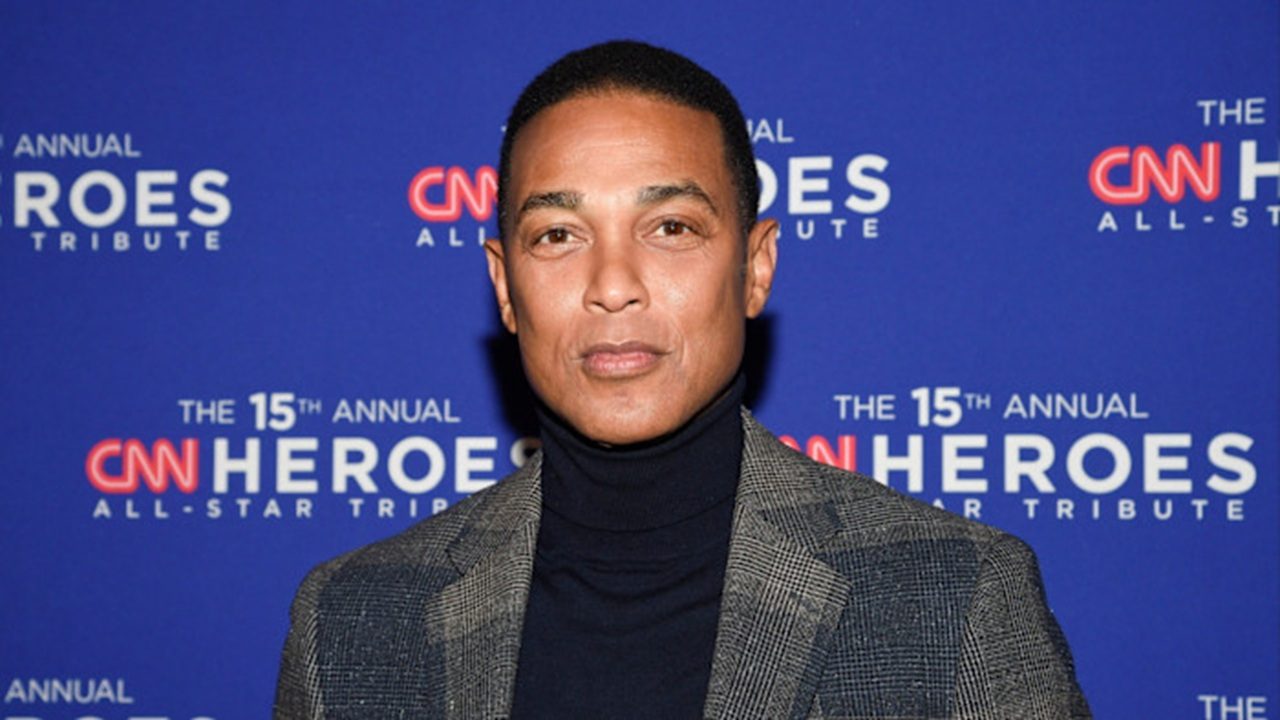 Homem posa diante de um painel azul com o logotipo da CNN e os dizeres “CNN Heroes All-Star Tribute”, durante o 15º evento anual que homenageia pessoas notáveis por ações humanitárias.