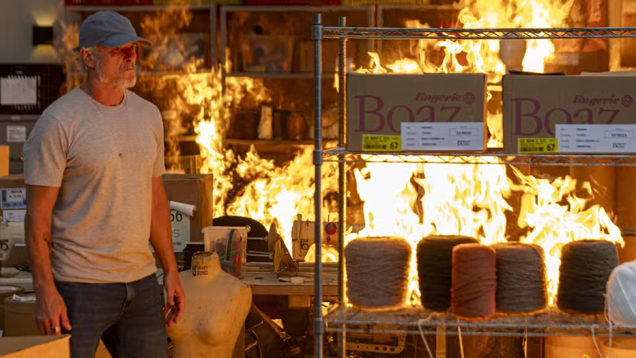 Com muito ódio, Jaques coloca fogo na Boaz em Dona de Mim