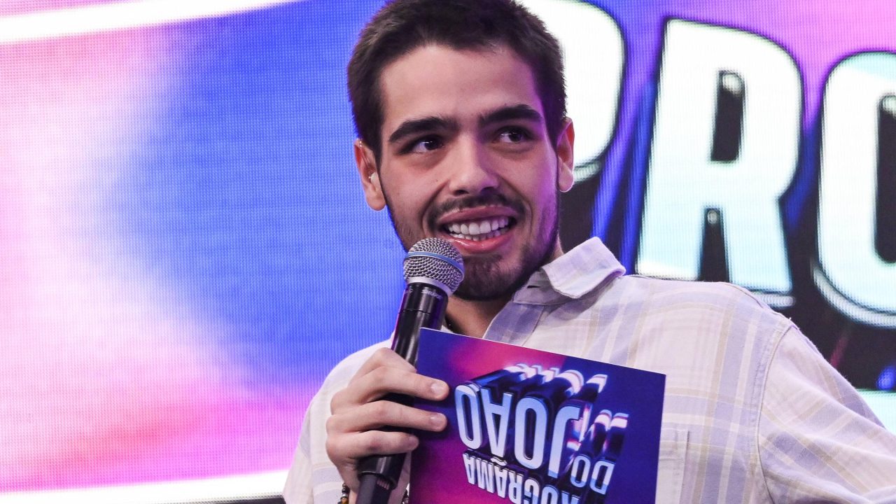 Imagem de João Silva comandando o seu programa na Band