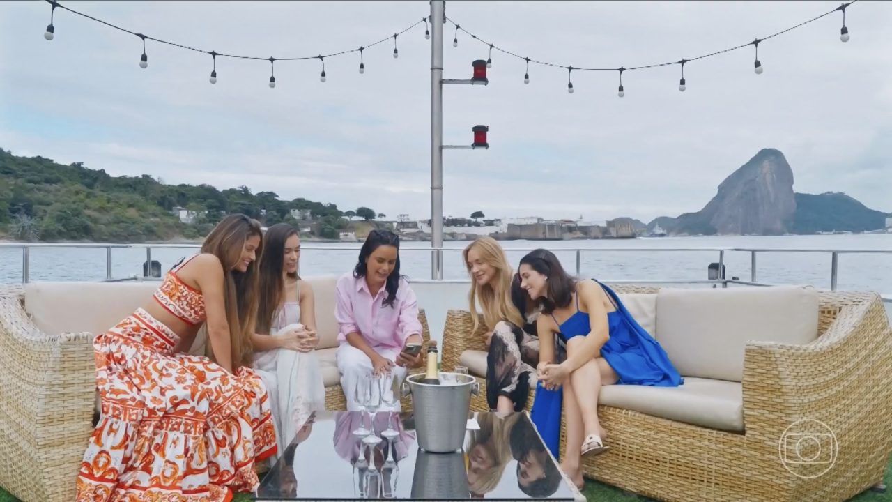 Esposas e namoradas de jogadores da seleção brasileira reunidas à beira-mar durante gravação do programa Convocadas da TV Globo