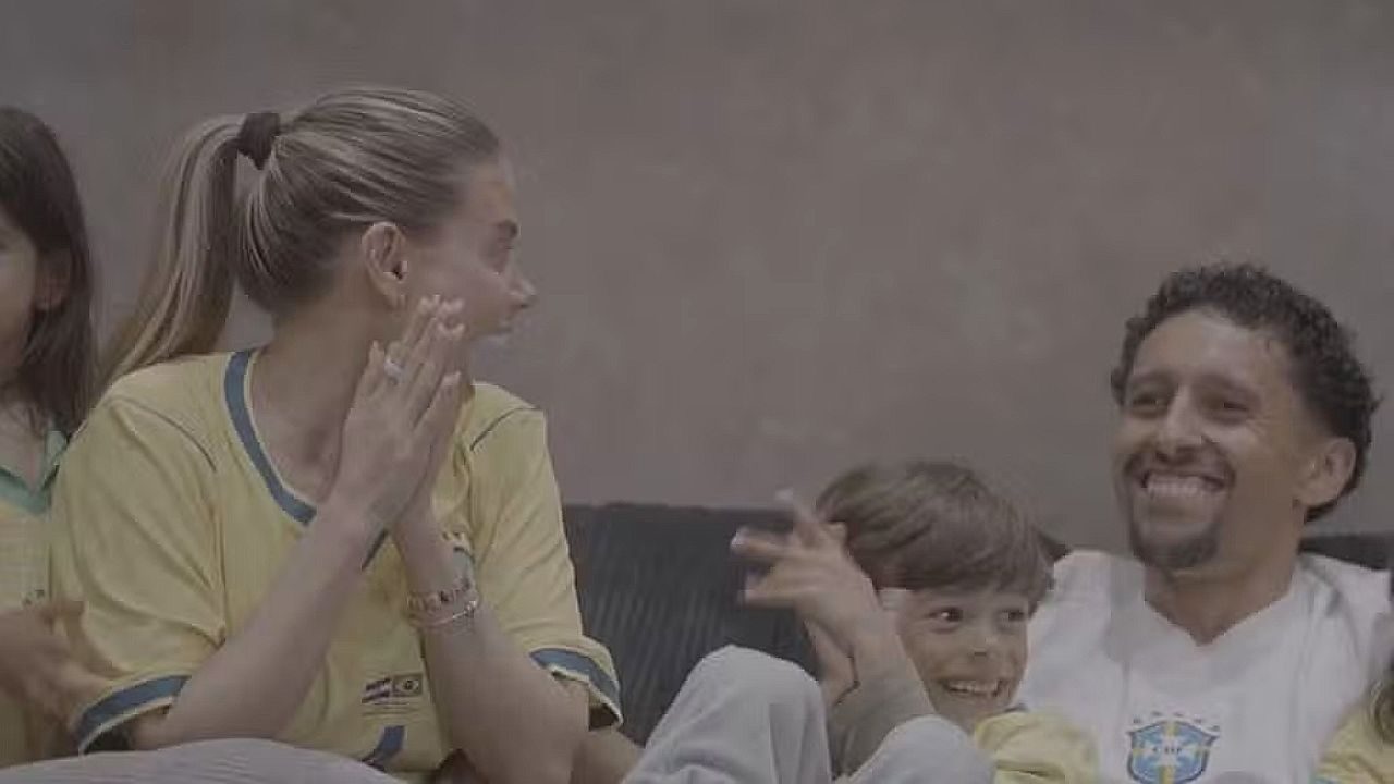 Carol Cabrino e filhos assistem à convocação da seleção brasileira em cena do documentário Convocadas