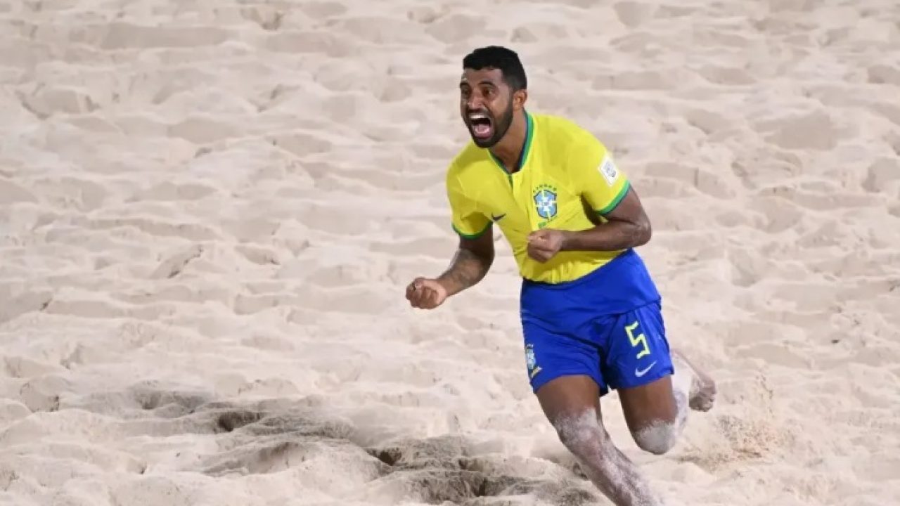 Jogador da seleção brasileira comemora gol na Copa do Mundo de Futebol de Areia