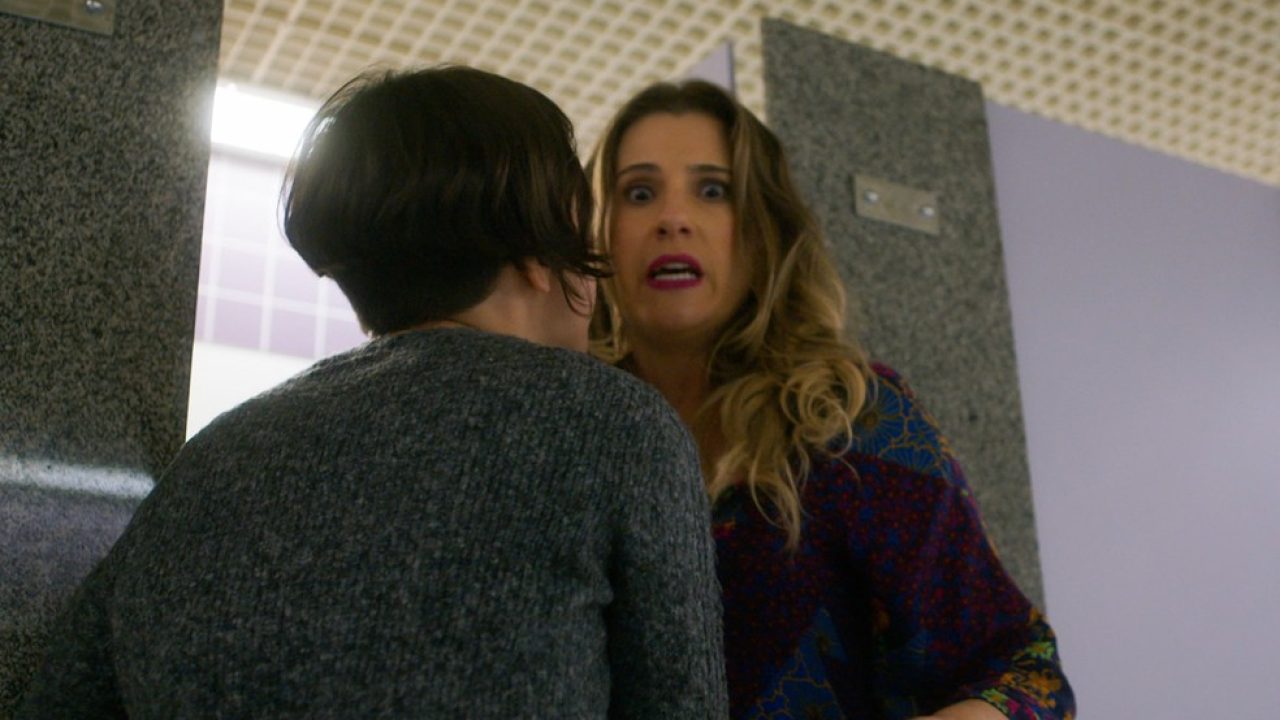 Cora ameaçando teca em Quanto Mais Vida, Melhor!