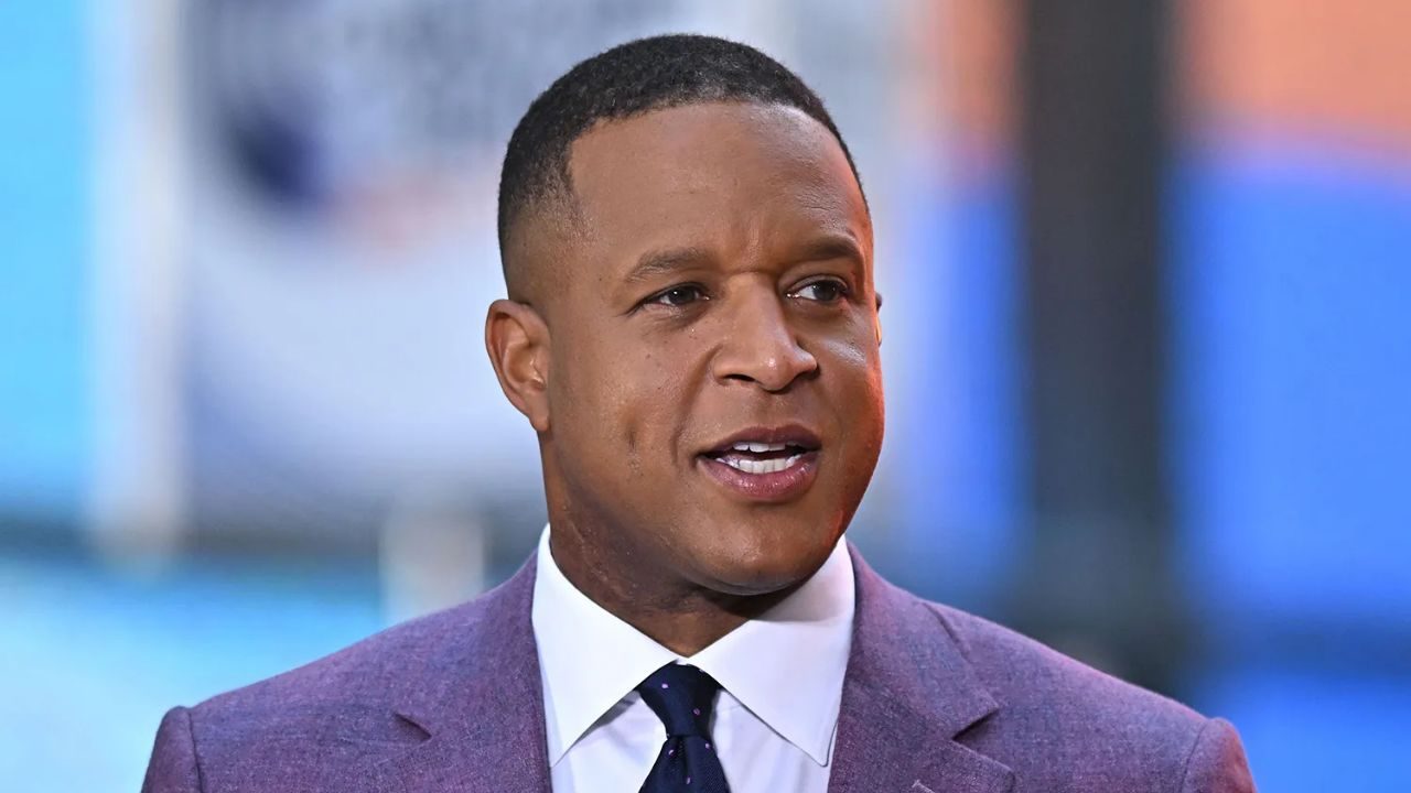 Craig Melvin fala durante edição do programa Today usando terno roxo, camisa branca e gravata escura