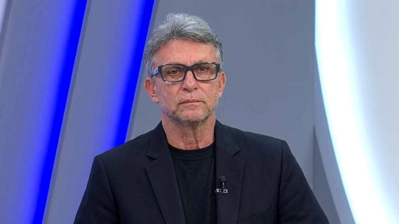 Craque Neto durante participação em programa esportivo da Band com expressão séria no estúdio de TV