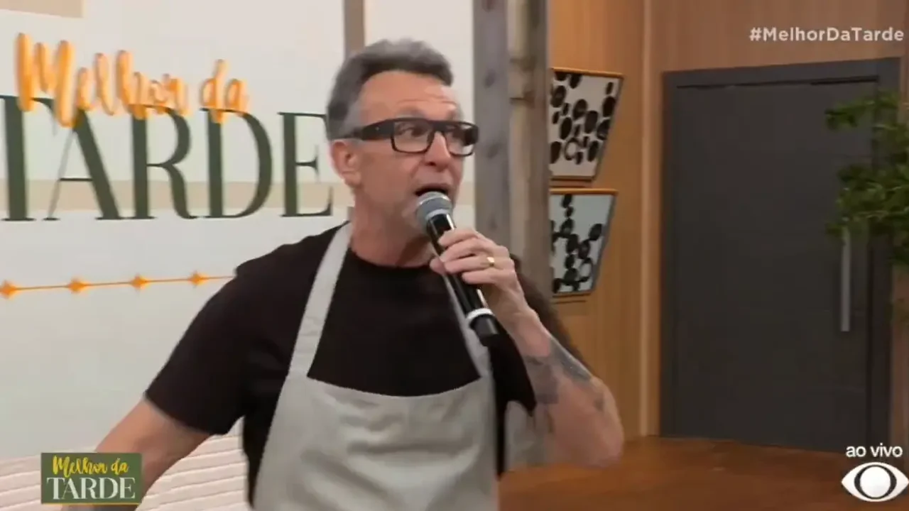 Craque Neto de avental no estúdio do Melhor da Tarde