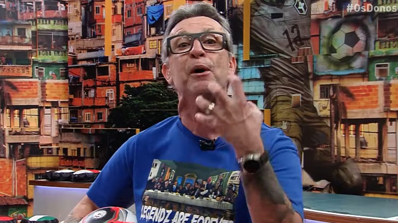 Foto do apresentador Craque Neto no estúdio de Os Donos da Bola