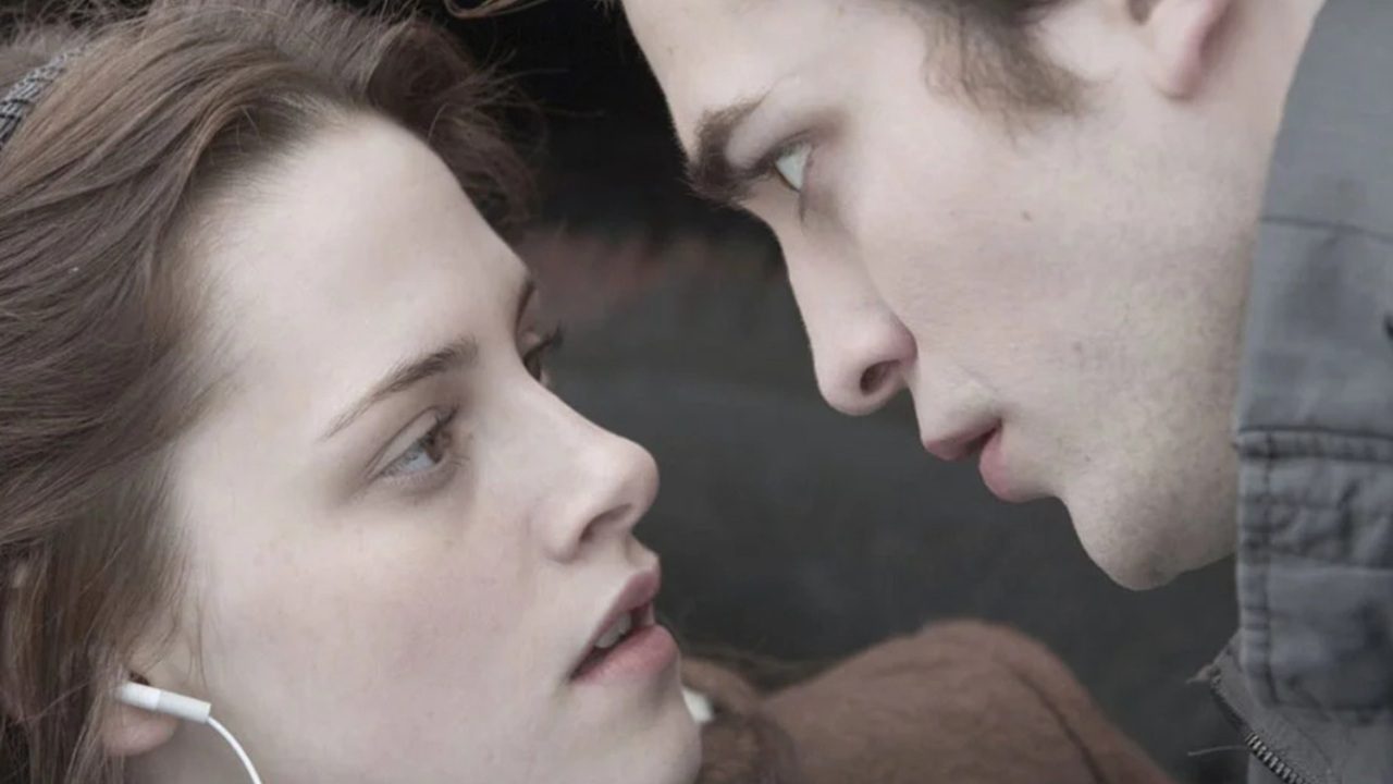 Bella e Edward se encaram de perto com expressões intensas em cena do filme Crepúsculo