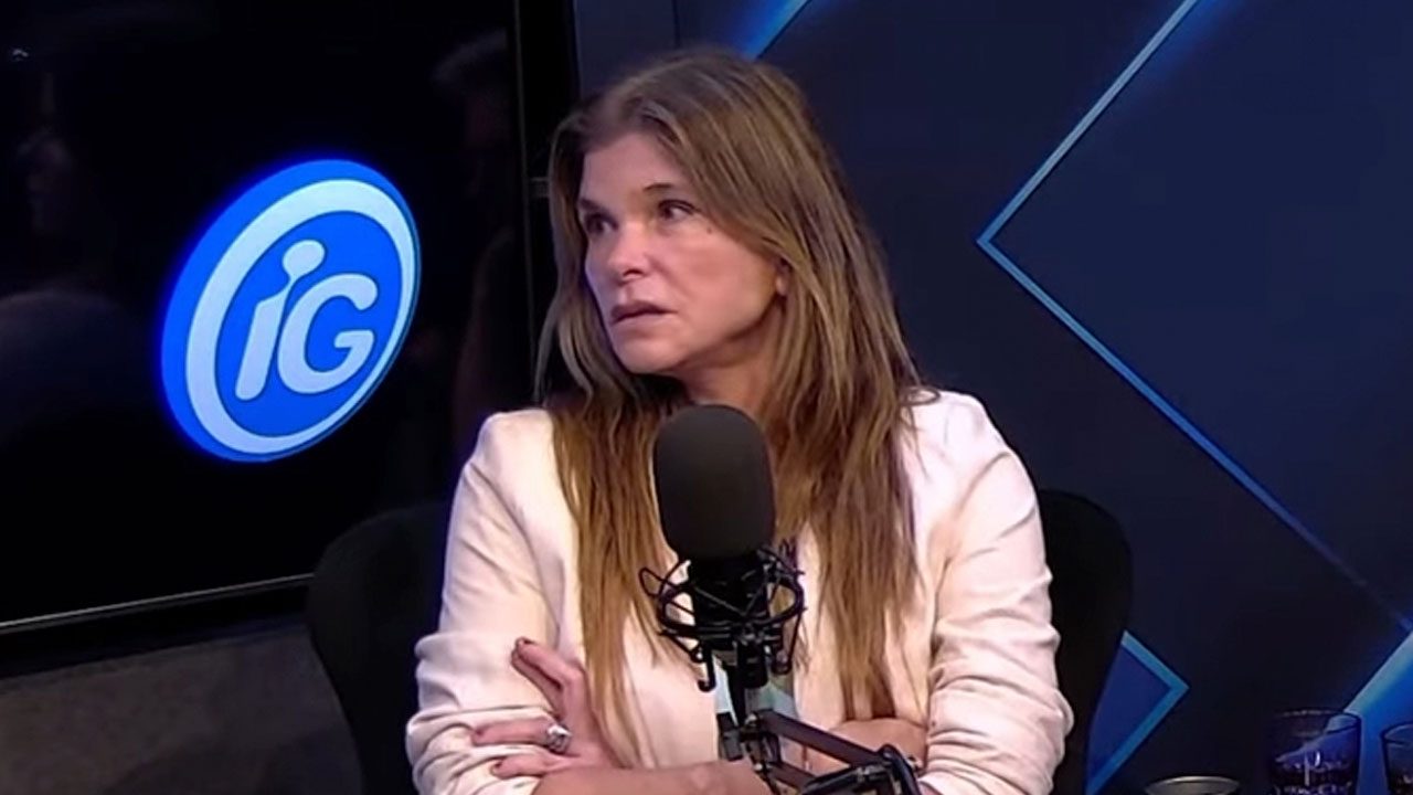 Cristiana Oliveira durante entrevista no podcast Se Lig em estúdio do iG com microfone à frente e logotipo do portal ao fundo