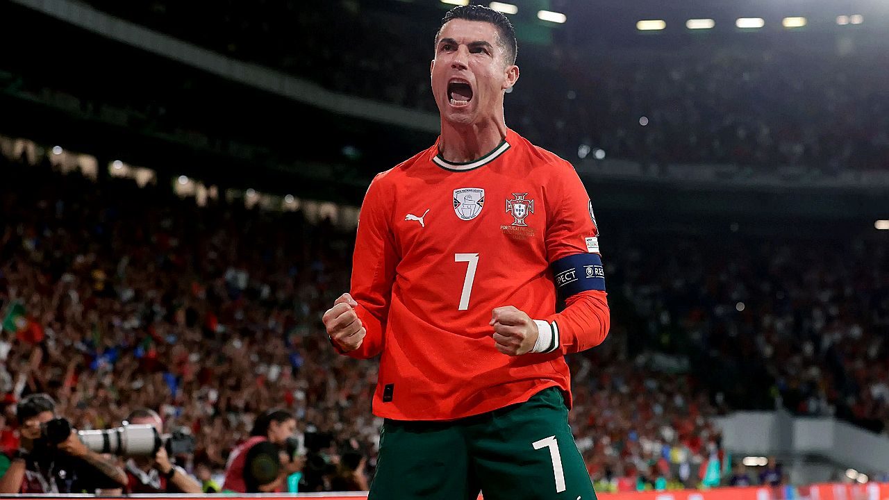 Cristiano Ronaldo comemora gol pela seleção de Portugal com punhos cerrados em estádio lotado