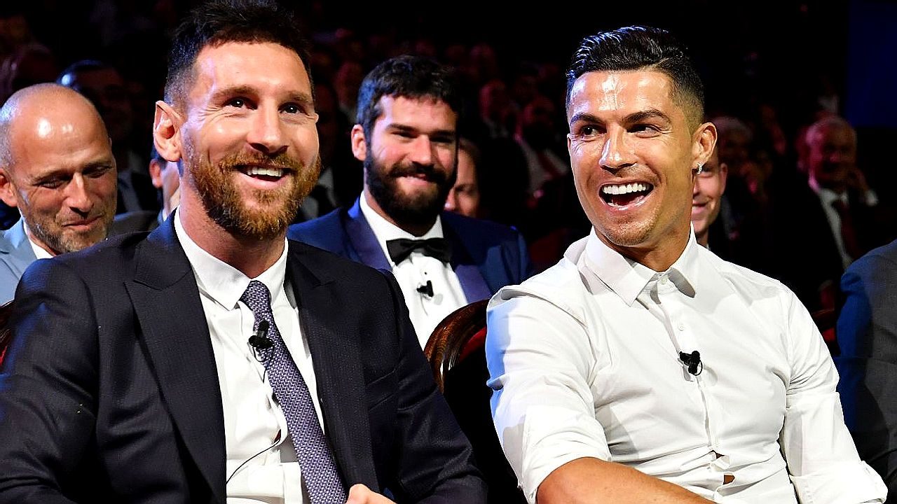 Lionel Messi e Cristiano Ronaldo sorriem durante premiação em evento do futebol mundial