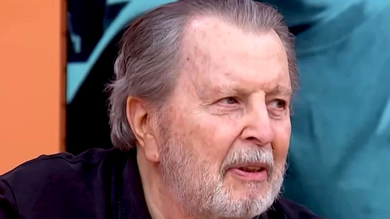 Daniel Filho com barba grisalha durante gravação externa em programa de televisão da Globo