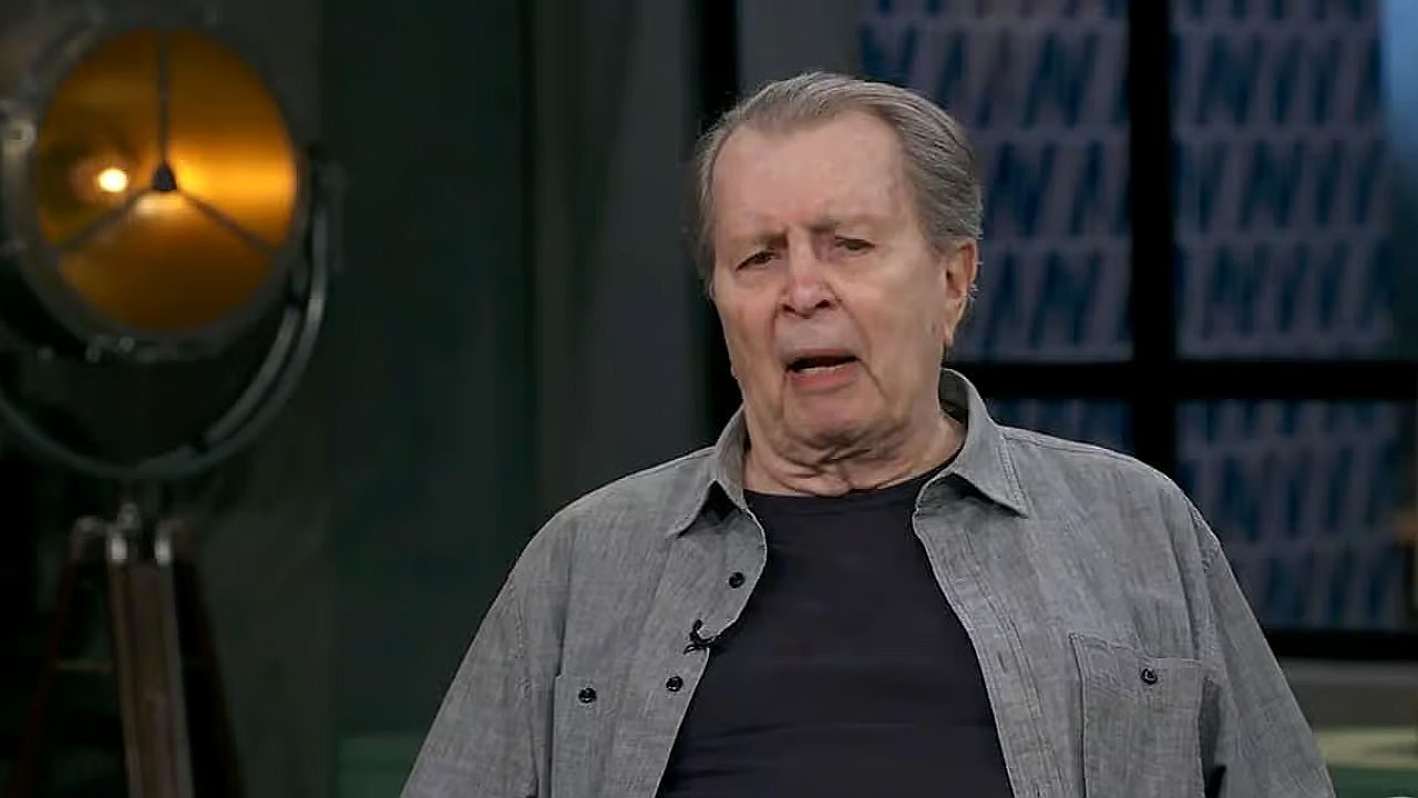 Daniel Filho durante entrevista em programa da Globo com expressão séria no estúdio de televisão