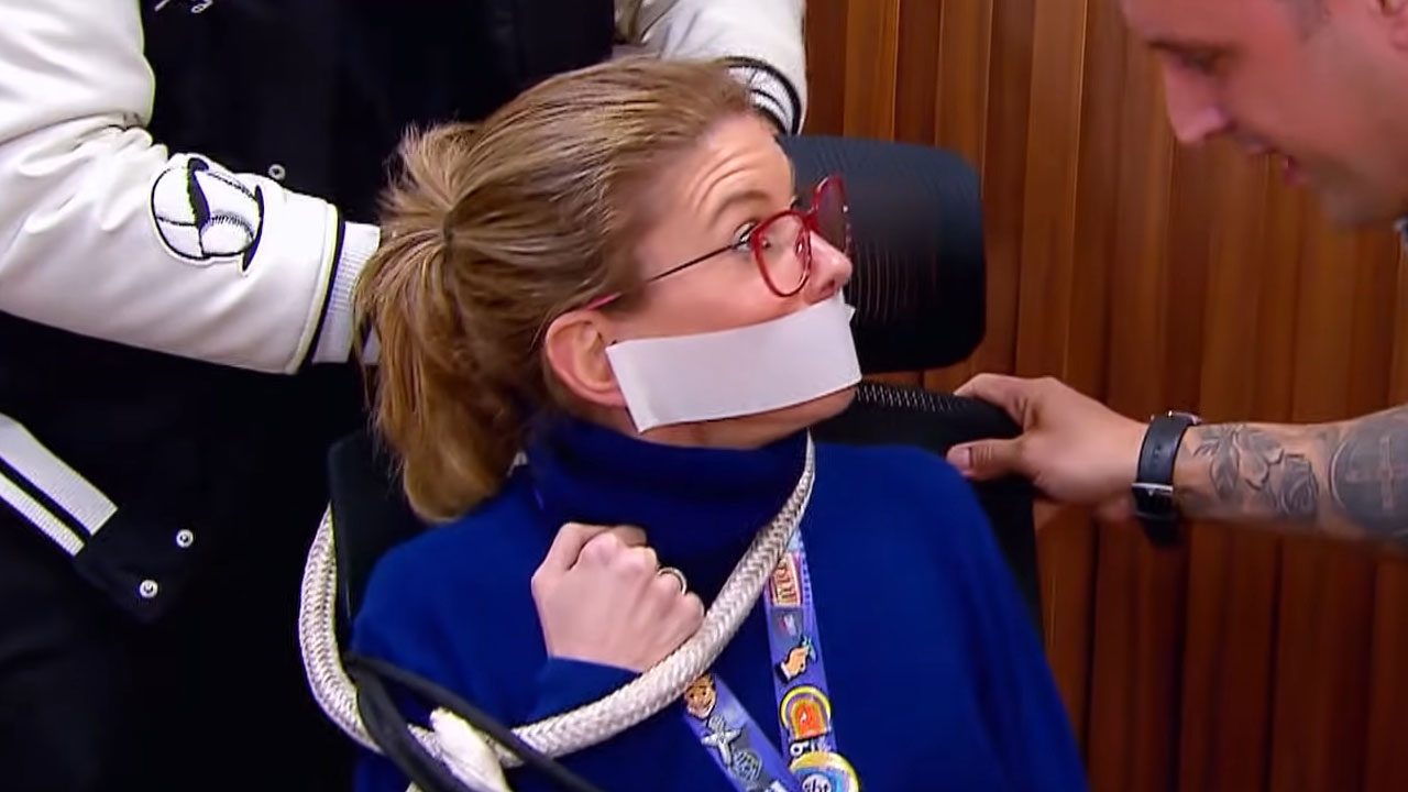 Daniela Beyruti, vice-presidente do SBT, amordaçada e amarrada em uma cadeira durante participação em programa de humor da emissora