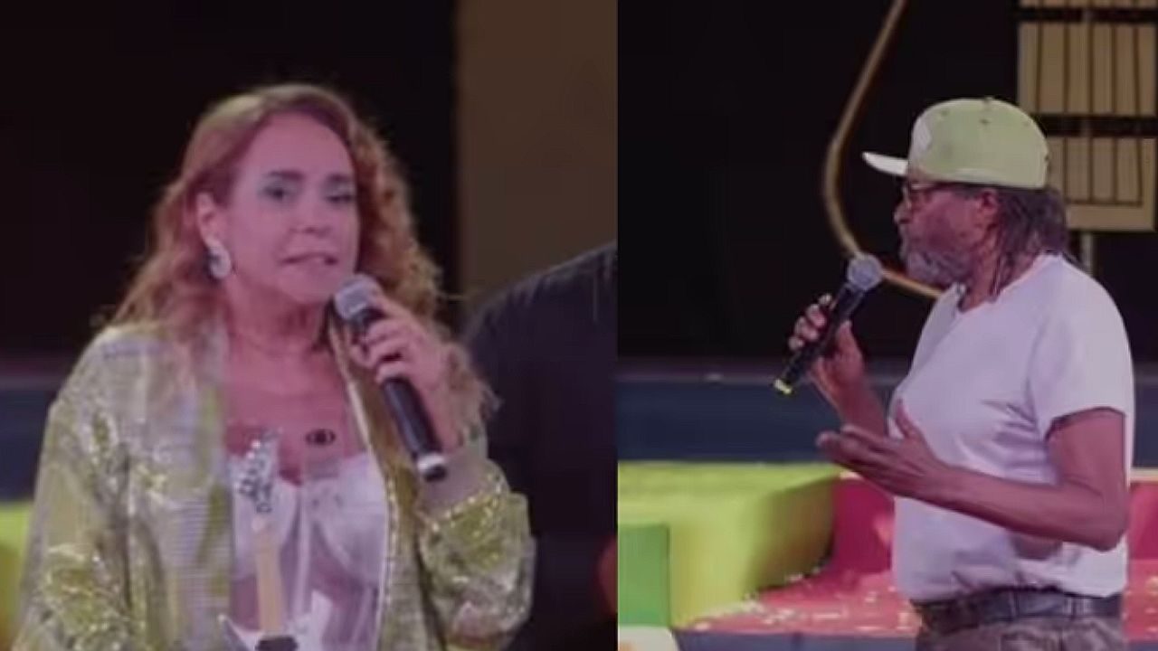 Artistas cantam e conversam ao microfone em palco de programa de TV