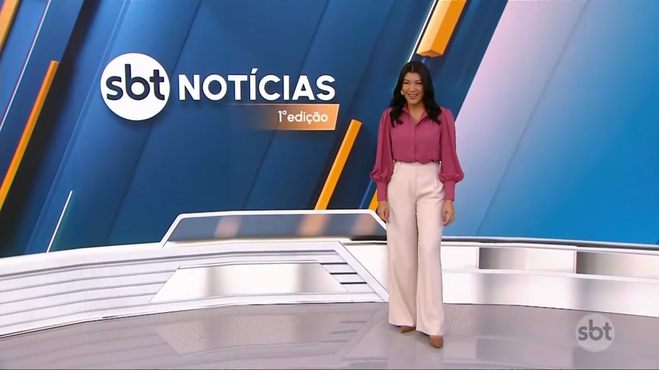 Foto de Daniele Brandi no estúdio do SBT Notícias