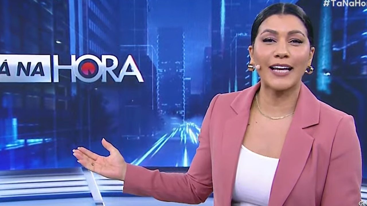 Foto da apresentadora Daniele Brandi no estúdio do Tá na Hora