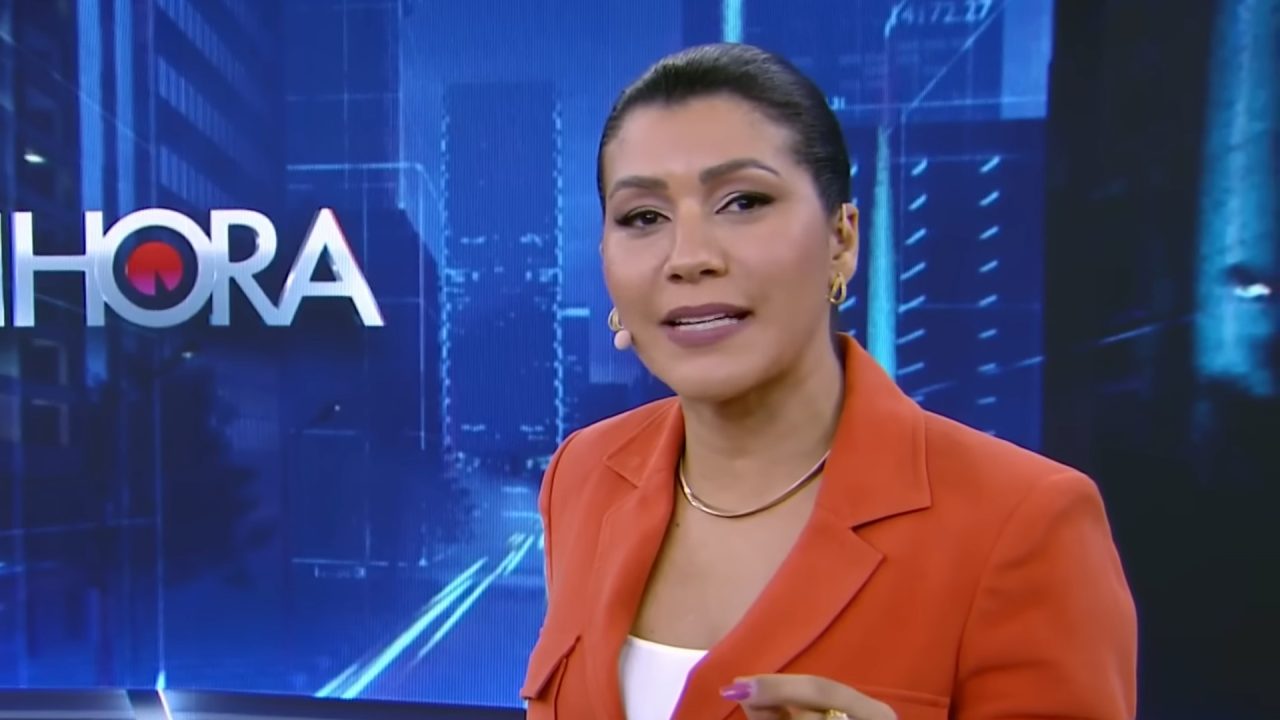 Foto da jornalista Daniele Brandi no comando do Tá na Hora