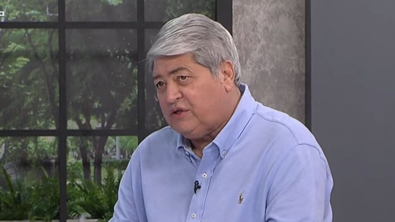 José Luiz Datena com expressão séria durante participação no programa A Tarde é Sua da RedeTV