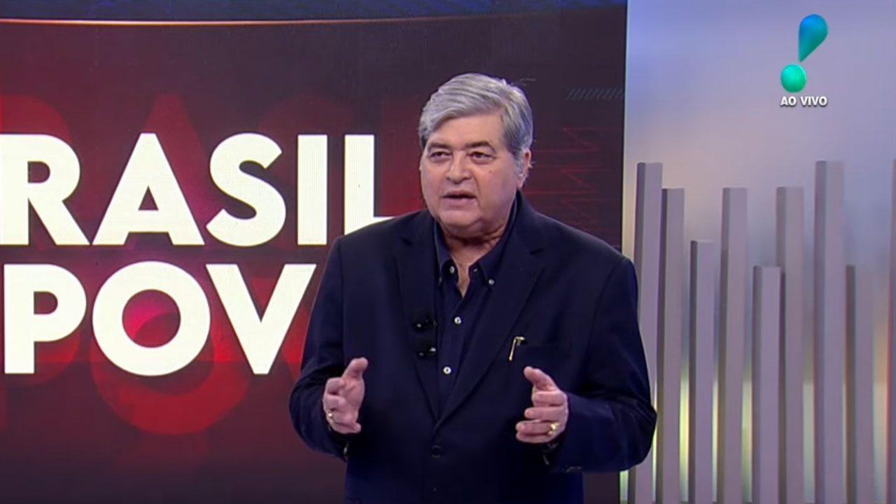 Datena apresentando o Brasil do Povo da RedeTV! ao vivo em estúdio com letreiro ao fundo