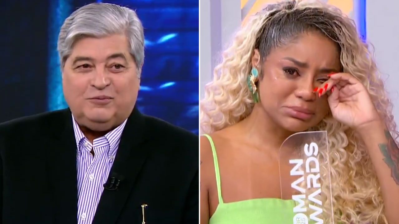 Datena no estúdio do Tá na Hora e Cariúcha chorando ao vivo no Fofocalizando segurando troféu do prêmio Woman Awards