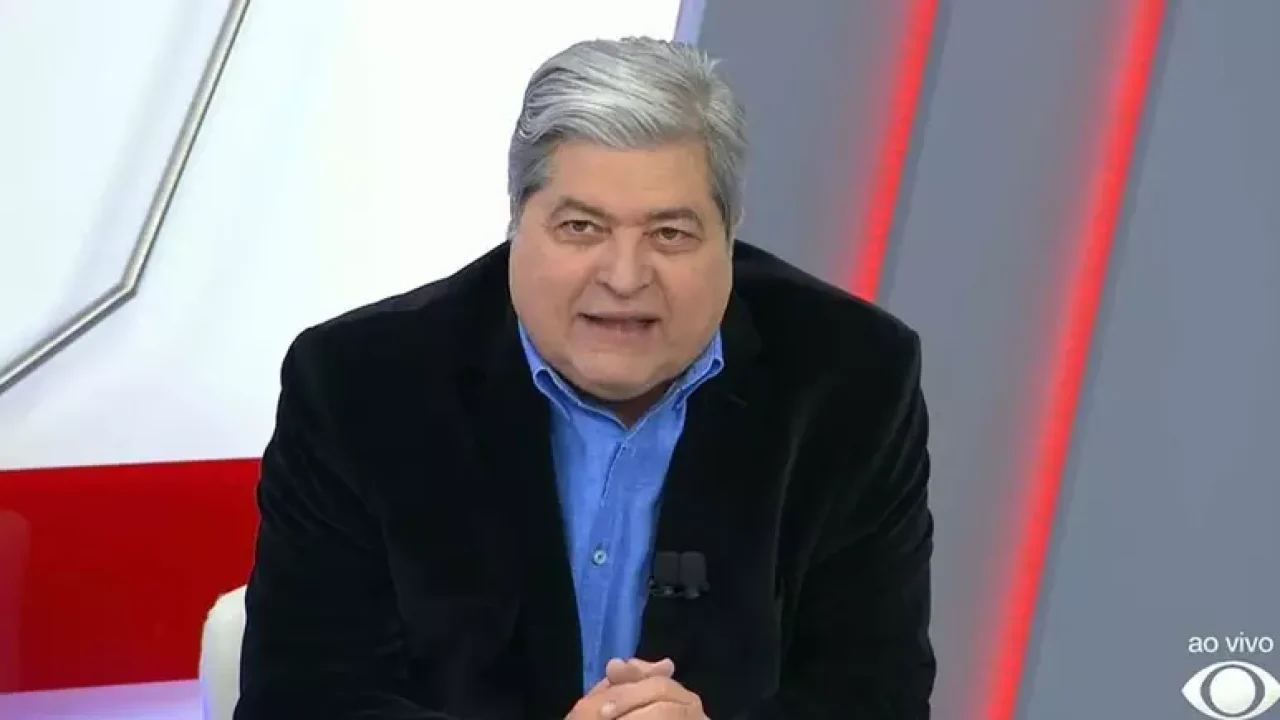 Foto do apresentador José Luiz Datena no estúdio da Band com um terno escuro