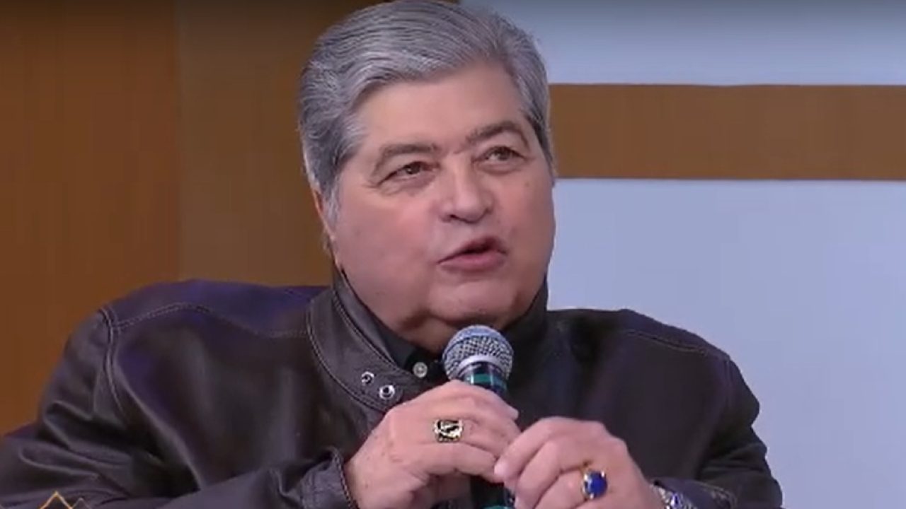 José Luiz Datena de roupa preta no Superpop