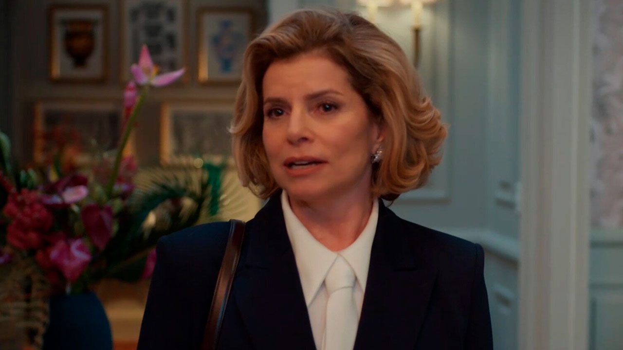 Débora Bloch caracterizada como Odete Roitman em cena de Vale Tudo dentro de um ambiente sofisticado