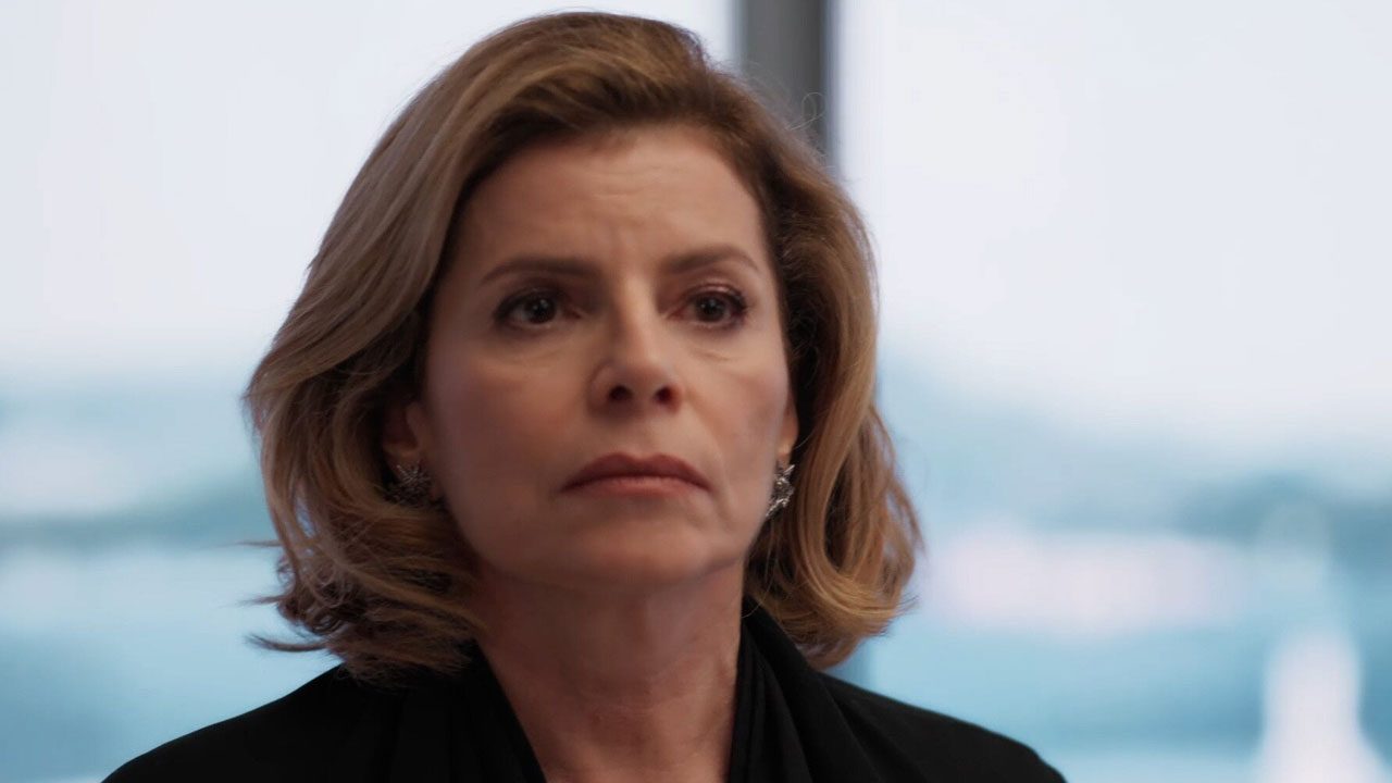 Débora Bloch caracterizada como Odete Roitman em cena do remake de Vale Tudo