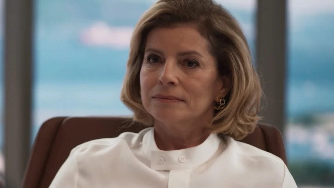 Débora Bloch como Odete Roitman com blusa branca em Vale Tudo