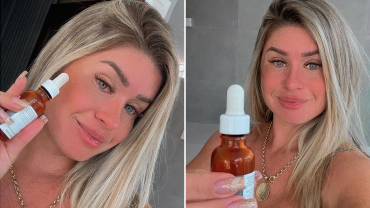 Débora Peixoto segurando frasco de vidro âmbar com conta-gotas branco em duas selfies dentro de casa