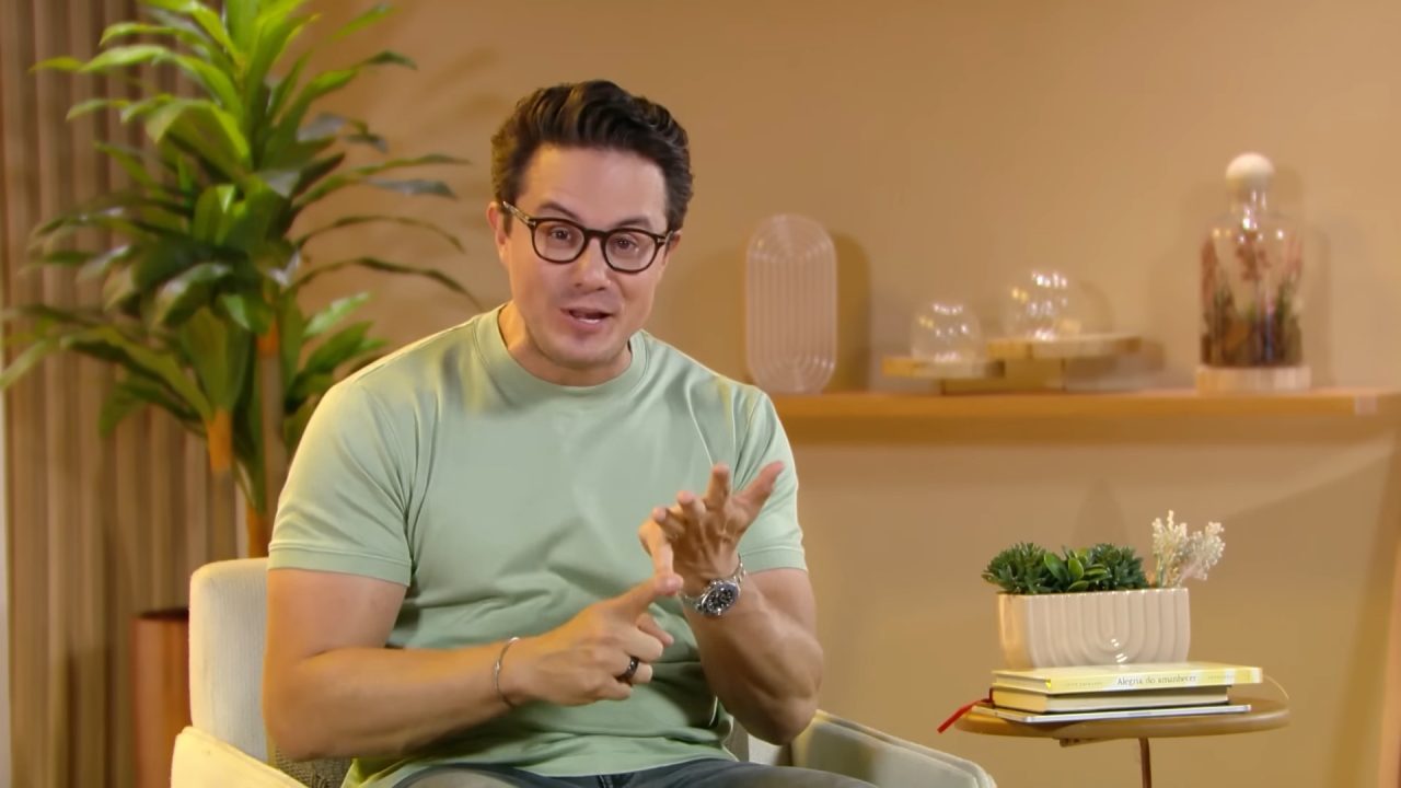 Foto de Deive Leonardo, apresentador do SBT