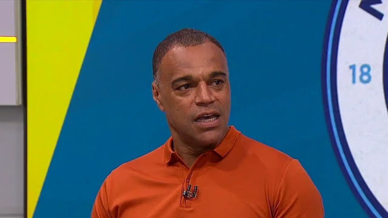 Denílson comenta futebol em estúdio esportivo durante participação em programa de debates