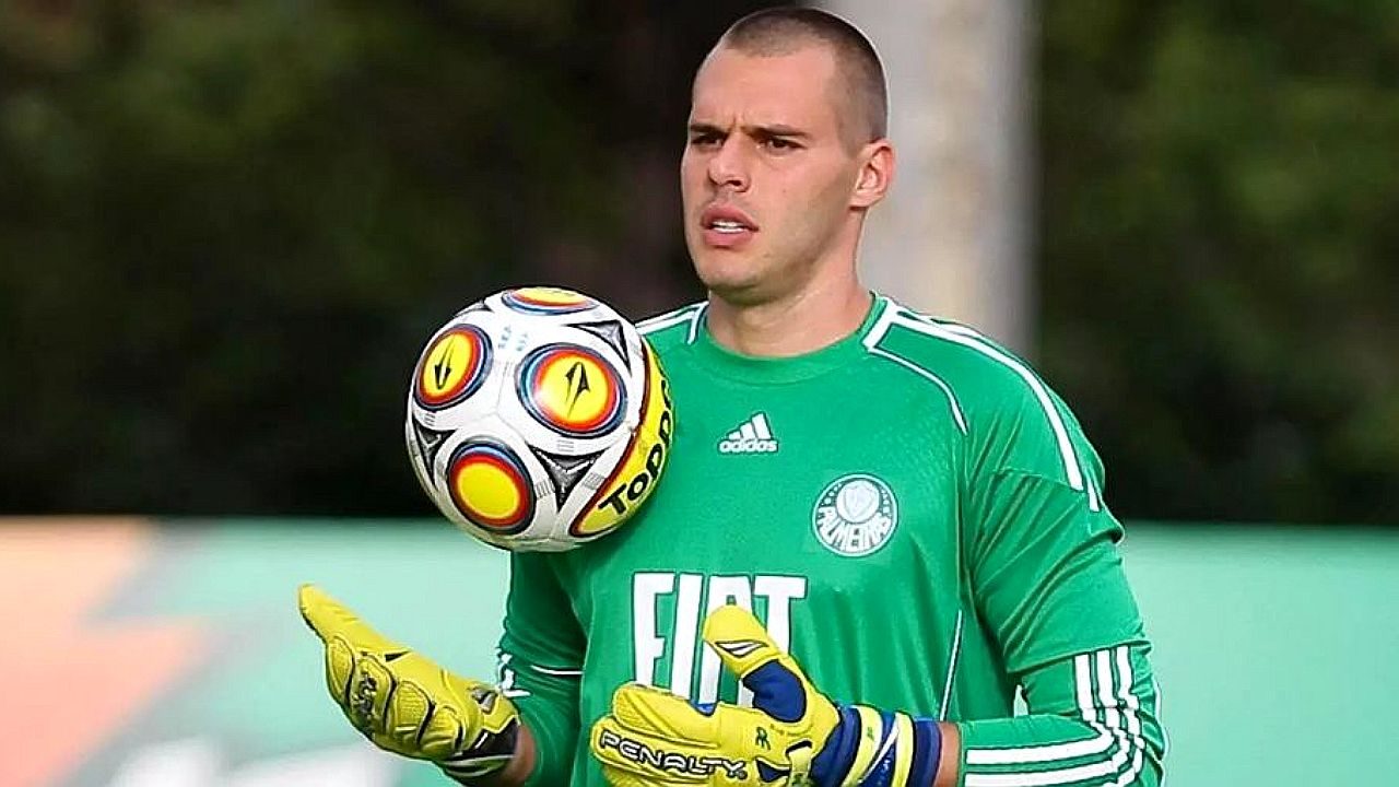 Goleiro do Palmeiras segura bola durante treino com uniforme verde do clube paulista