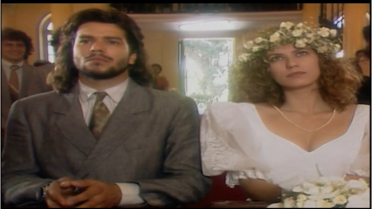 Depois de muita luta, Alaíde realiza o seu sonho de se casar com Rafael em Rainha da Sucata