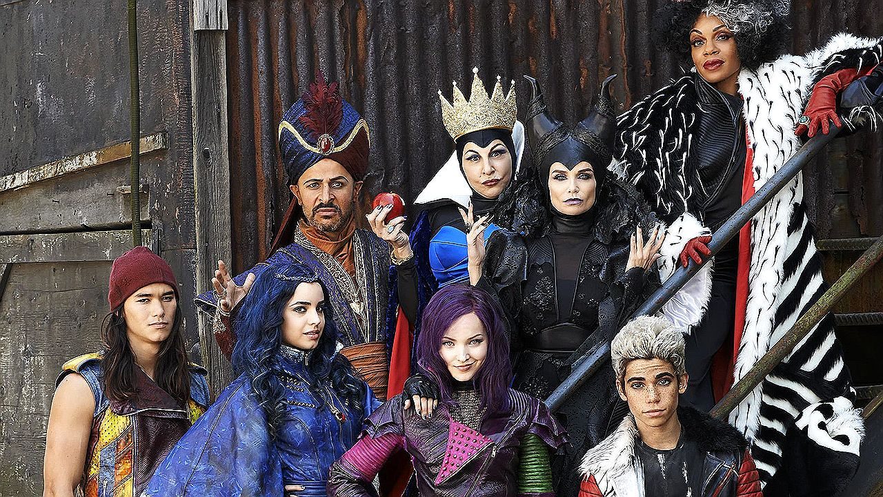 Elenco de Descendentes reúne filhos dos vilões da Disney e antagonistas clássicos em foto promocional da franquia