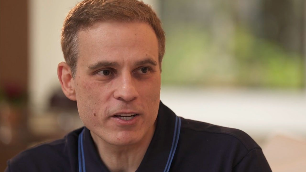 Diogo Cuoco durante entrevista ao programa Fantástico falando sobre relação com o pai Francisco Cuoco