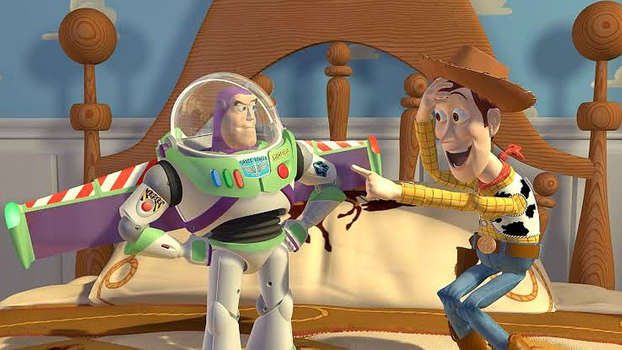 Woody e Buzz Lightyear conversam no quarto de Andy em cena da animação Toy Story
