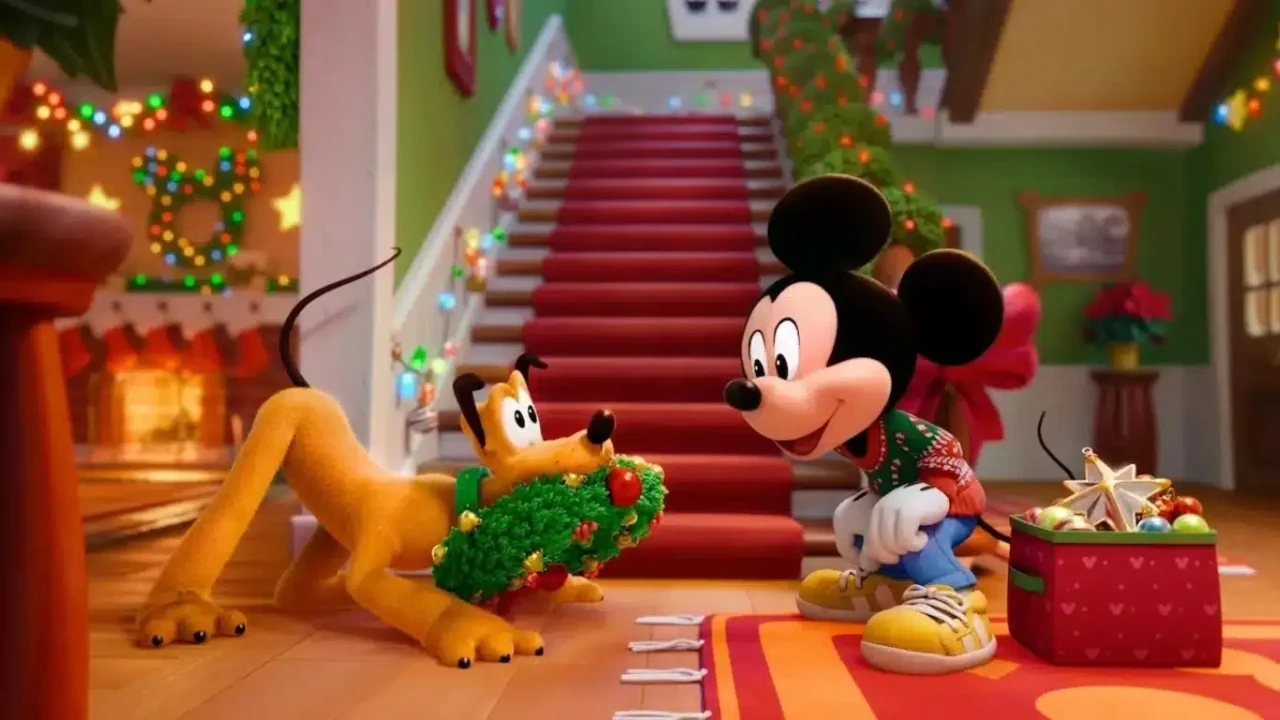 Mickey Mouse e Pluto decoram a casa para o Natal em cena animada com guirlandas e luzes coloridas
