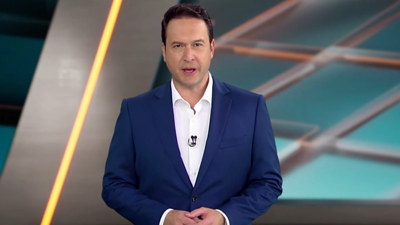 Foto de Eduardo Ribeiro apresentando o Domingo Espetacular