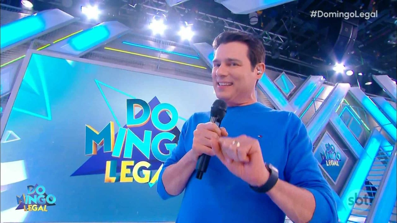 Foto do apresentador Celso Portiolli no estúdio do Domingo Legal