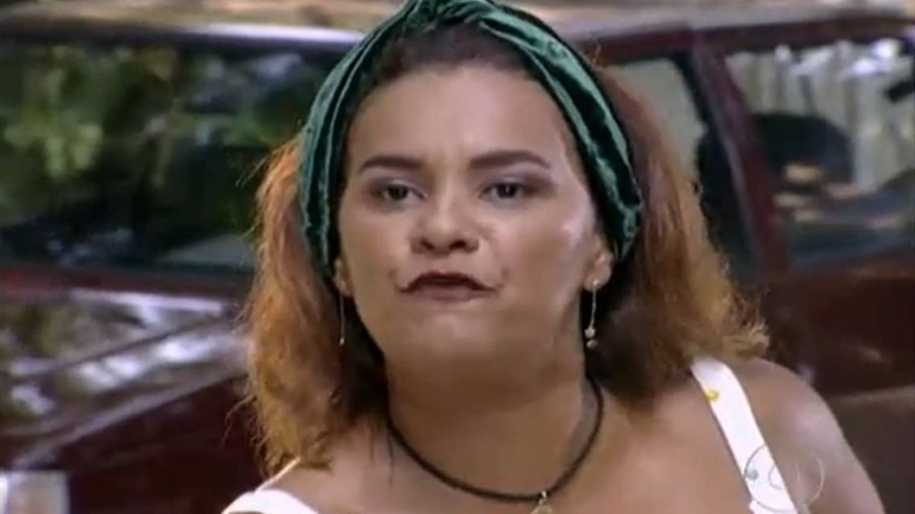 Dona Jura faz fofoca sobre Mel para Maysa em O Clone