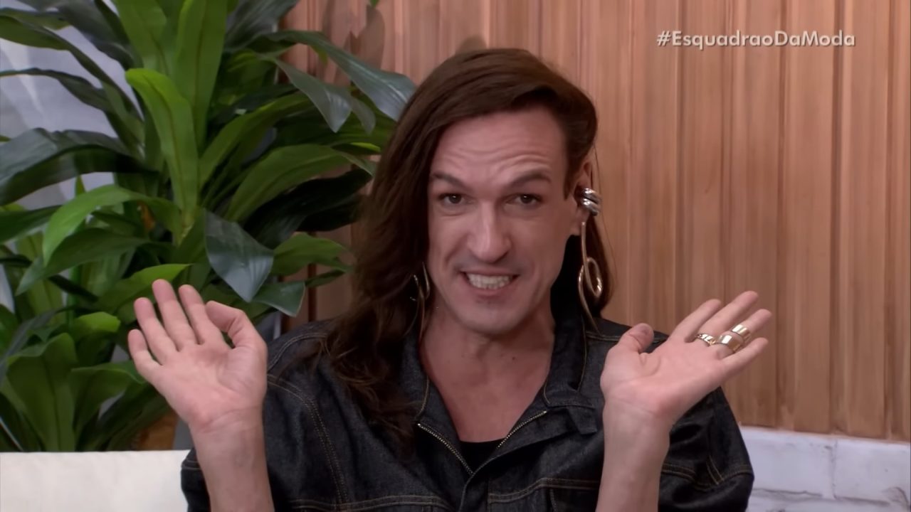 Foto de Dudu Bertholini, apresentador do Esquadrão da Moda, programa do SBT