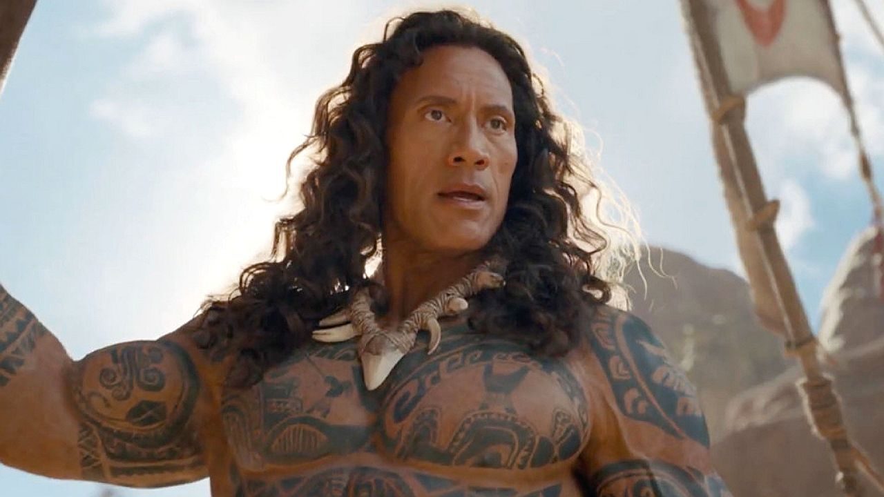 Personagem Maui aparece com colar de dentes e corpo tatuado em cena do filme Moana da Disney