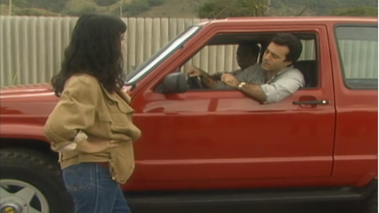 Edu e Guga descobrem que Maria do Carmo voltou a comprar e vender sucatas em Rainha da Sucata