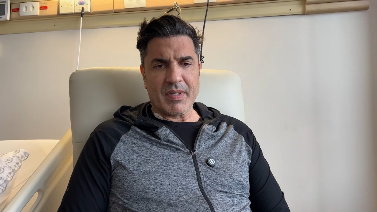 Foto do apresentador Edu Guedes em um quarto de hospital