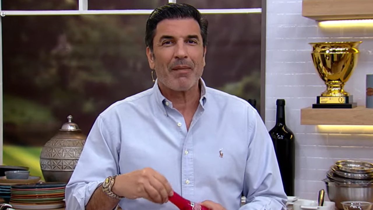 Foto do apresentador Edu Guedes durante o programa Fica com a Gente